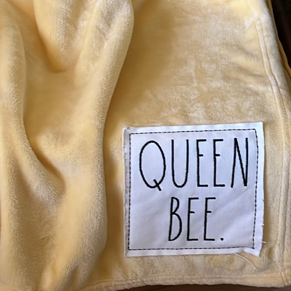 Rae Dunn Queen Bee throw with patch GREAT FOR FALL